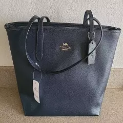 NWT Coach Navy Leather Tote Bag Is Your New Fall Favorite