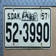 1957 South Dakota license plate 52-3990 Moody Mount Rushmore 16492