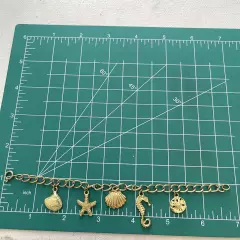 Vintage Avon Ocean Shell Seahorse Starfish Charm Gold Tone Chain Bracelet 6.75"