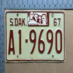 1967 South Dakota license plate A1-9690 Minnehaha Mount Rushmore 16509