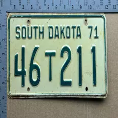 1971 South Dakota license plate 46T 211 McCook Mount Rushmore 16524