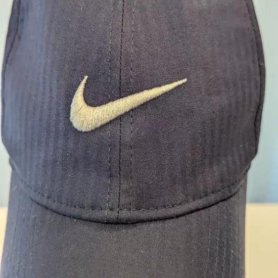 Nike DriFit lightweight Pinstripe Pattern Hat Baseball Cap Adjustable Strap Navy