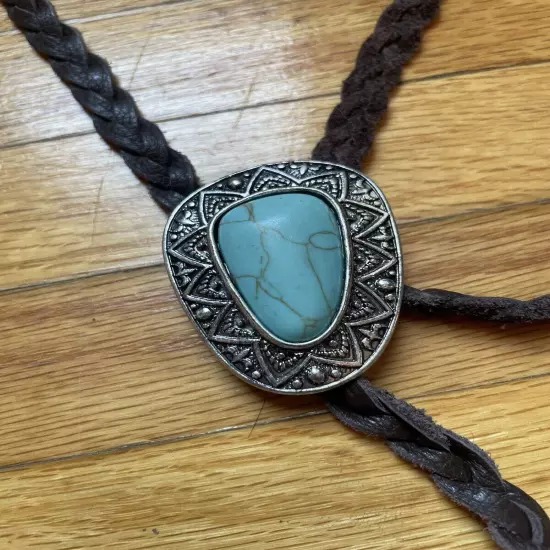 IDYLLWIND Western Faux Turquoise And Leather Bolo Tie W/ Beaded Feather Accents 