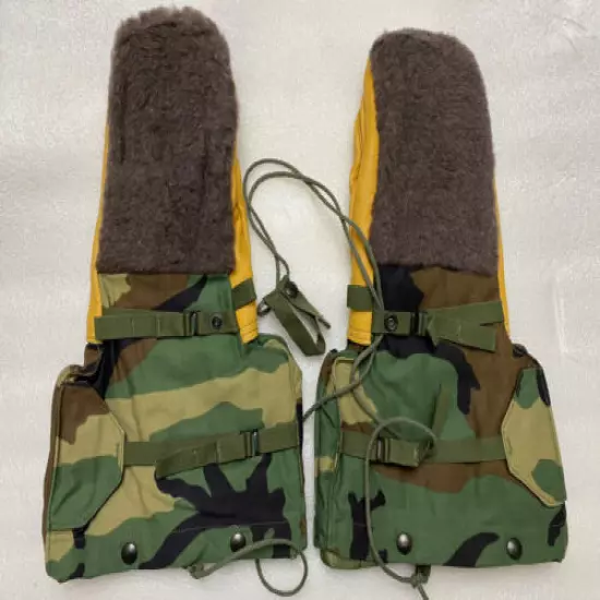 US. Military Woodland Camouflage Arctic Mittens with Liners Size Large New