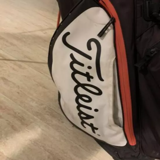 Titleist Light Weight Standing Golf Bag Very Clean, Great Shape.