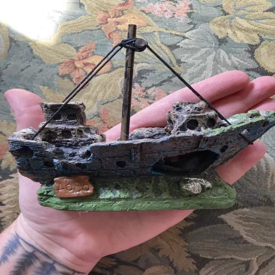 Small Resin Ship Wreck Aquarium Decor Hobo Sign 