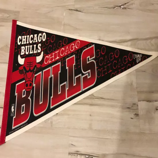 VINTAGE Chicago Bulls 1990's Full Size Wincraft Edition #5 Pennant Jordan Puppen