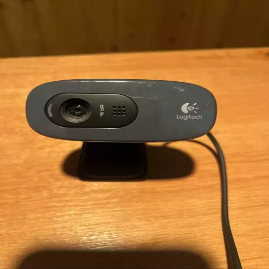 Logitech V U0018 USB HD 720p Web cam w/Built-in Microphone video camera lens