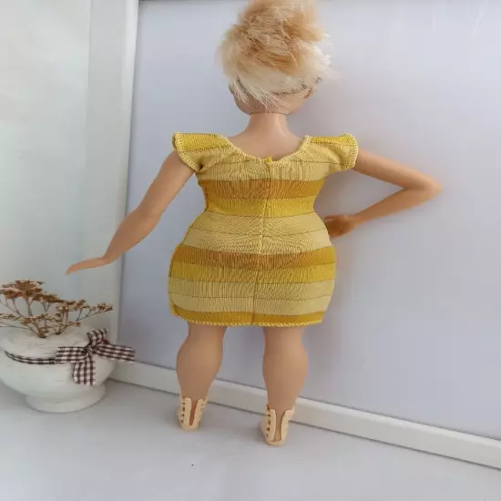 Dress for Curvy doll, stretch, no hook and loop.