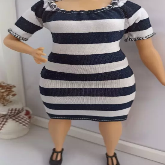 Dress for Curvy doll, stretch, no hook and loop.