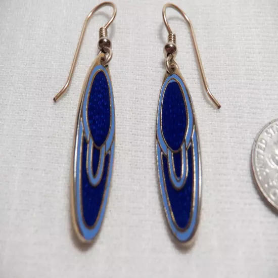 VINTAGE BLUE LAPIS LAZULI (?) DANGLE PIERCED WIRE EARRINGS.