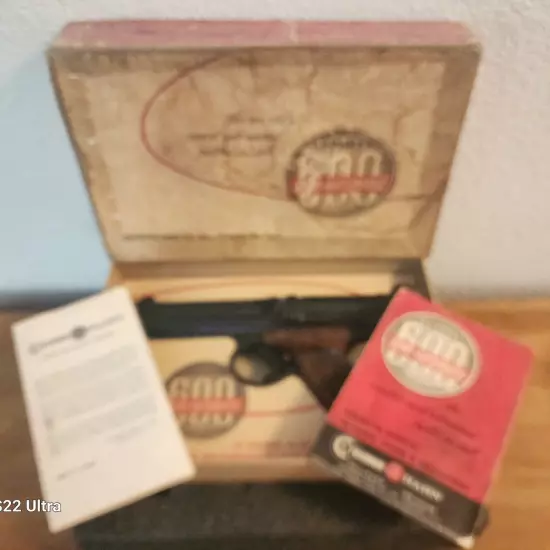 VINTAGE CROSMAN MODEL 600 22 CAL CO2 SEMI-AUTOMATIC PELLET PISTOL IN BOX