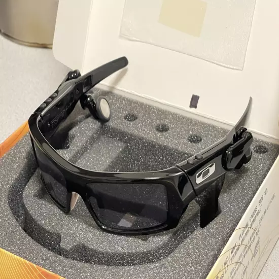 Oakley Thump 2 512mb Polished Black w/ Black Iridium Lenses *Very Good Condition