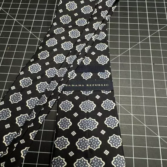 Banana Republic Silk Tie. Skinny Blue Floral. 58” x 3”