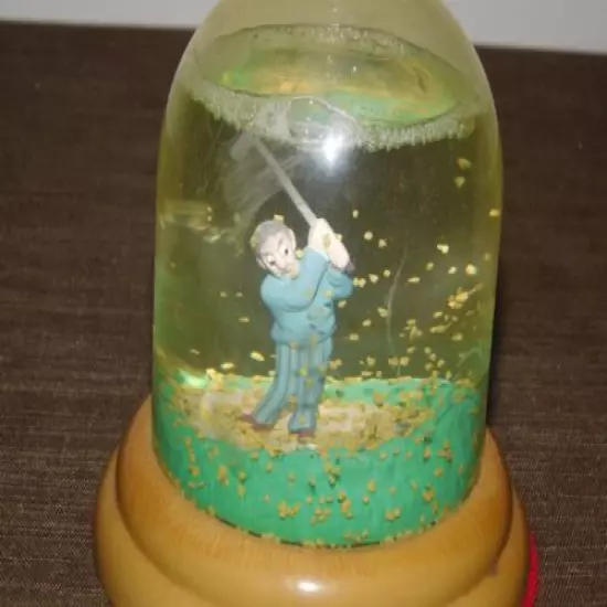 VINTAGE 4 1/4" HIGH GOLF GOLFER IN SAND TRAP SNOW SAND GLOBE