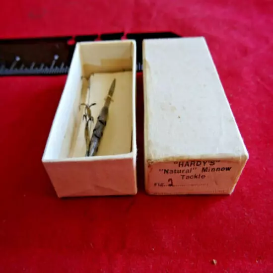 A VINTAGE BOXED AND CARDED HARDY NATURAL MINNOW TACKLE BAIT MOUNT IN SMALL SIZE