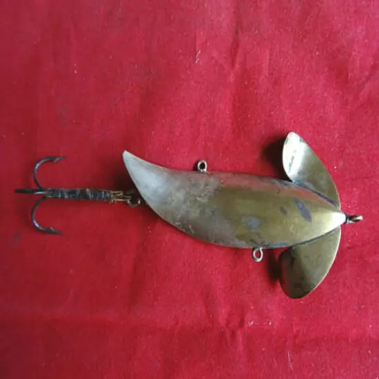 A SCARCE VINTAGE UNNAMED VICTORIAN 3 1/2" (BODY LENGTH) COMET LURE