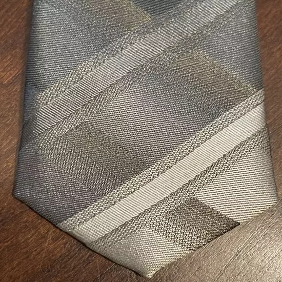 Van Heusen Green Hand Made 100% Silk Men’s Neck Tie Made In China