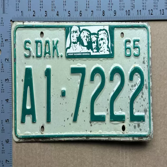 1965 South Dakota license plate A1-7222 Minnehaha Mount Rushmore 16503