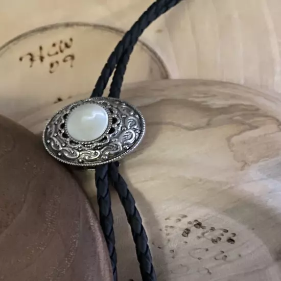 ESTATE FIND VINTAGE Wedding Cowgirl/ Cowboy Bolo Tie Silver Tone Mother Of Pearl