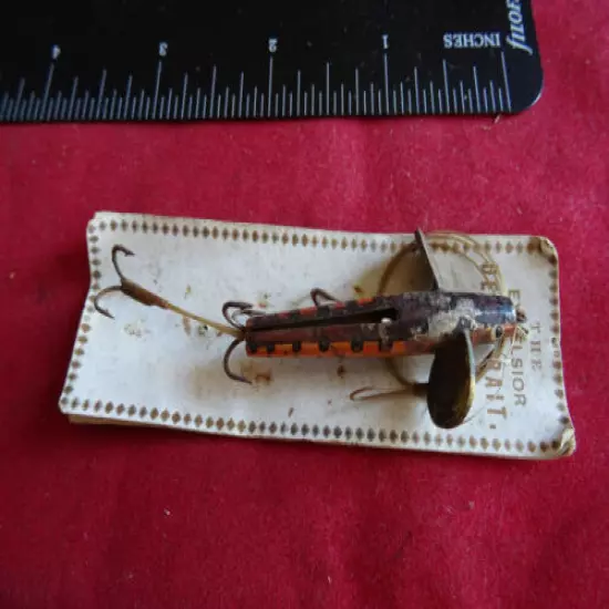 A SCARCE VINTAGE EXCELCIOR DEVON FISHING BAIT WITH ORIGINAL CARD