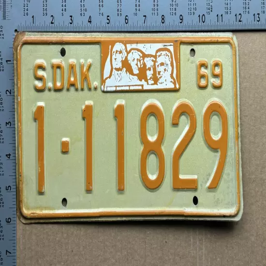 1969 South Dakota license plate 1-11829 Minnehaha Mount Rushmore 16516