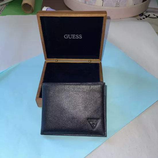 GUESS Men's Genuine Leather BILLFOLD Wallet Valet ~ BLACK- Wooden Box Case, NEW