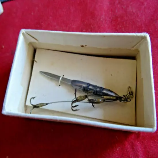 A VINTAGE BOXED AND CARDED HARDY NATURAL MINNOW TACKLE BAIT MOUNT IN SMALL SIZE