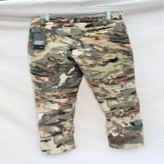 NEW/ Women's Under Armour camo pants size 6 Loose