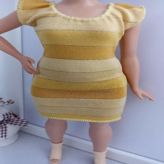 Dress for Curvy doll, stretch, no hook and loop.