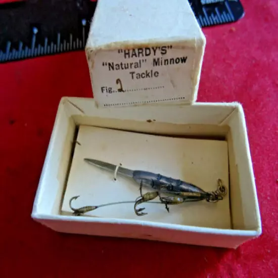 A VINTAGE BOXED AND CARDED HARDY NATURAL MINNOW TACKLE BAIT MOUNT IN SMALL SIZE