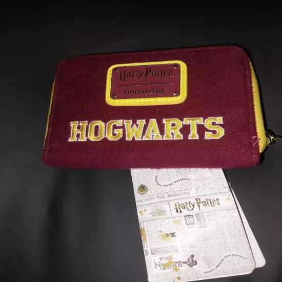 Harry Potter - Hogwarts Gryffindor Varsity 4" Faux Leather Zip-Around Wallet