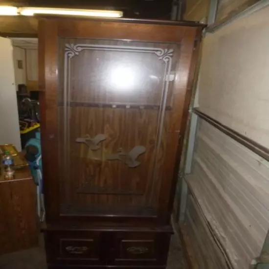 8 Gun Cabinet w/ Key