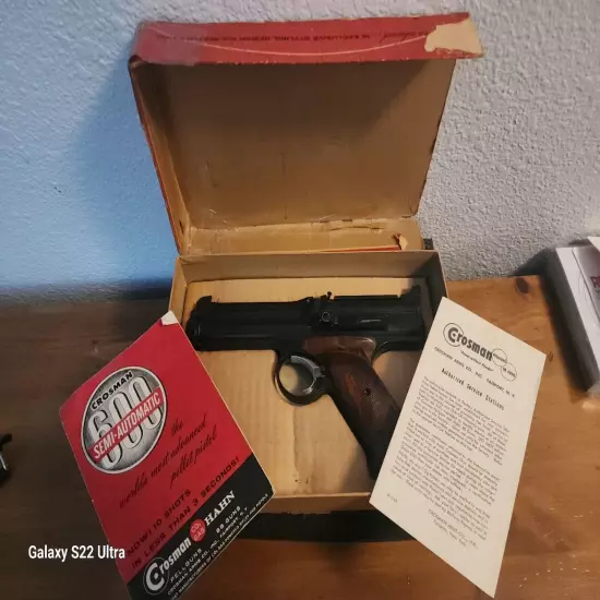 VINTAGE CROSMAN MODEL 600 22 CAL CO2 SEMI-AUTOMATIC PELLET PISTOL IN BOX