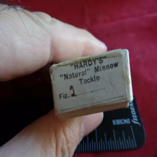 A VINTAGE BOXED AND CARDED HARDY NATURAL MINNOW TACKLE BAIT MOUNT IN SMALL SIZE