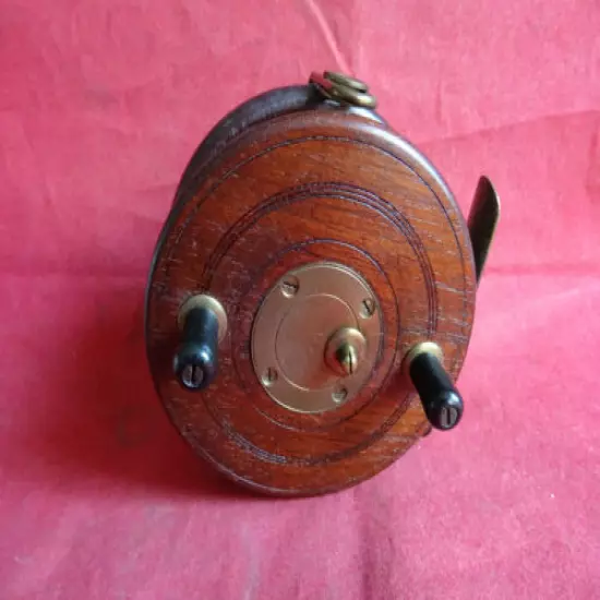 A LOVELY EARLY VINTAGE 2 PIN FOOT 3 1/2" SLATER LATCH NOTTINGHAM CENTREPIN REEL