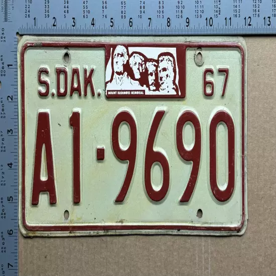 1967 South Dakota license plate A1-9690 Minnehaha Mount Rushmore 16509