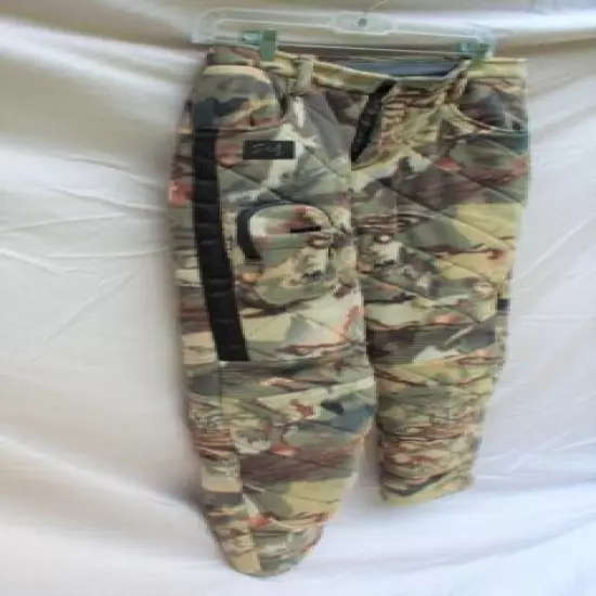 NEW/ Women's Under Armour camo pants size 6 Loose