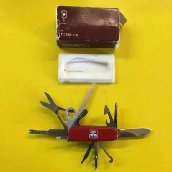 VICTORINOX MARLBORO OUTDOORSMAN Officier SWISS ARMY KNIFE in box Unused