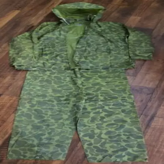 Vintage "World Famous" green Camouflage 3-Piece Rain Suit hunt camp hike Sz M.