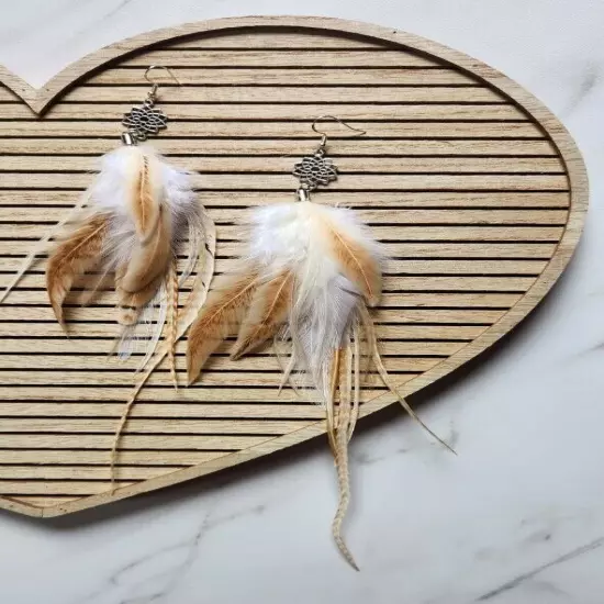 Elegant Beige and White Feather Earrings with Floral Accents – Bohemian Lightwei