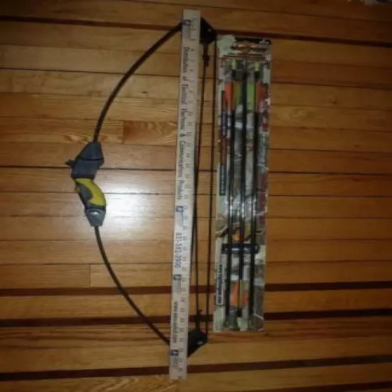 Barnett Lil' Banshee Compound Youth Bow Ergonomic +3 Arrows! EXCELLENT