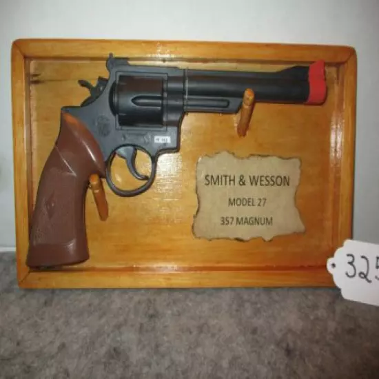 VINTAGE SMITH & WESSON MODEL 27 357 MAGNUM W/ DISPLAY PLAQUE