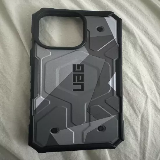 UAG iPhone 15 Pro max case. Perfect conditionSilver/Gray camo. READ description.