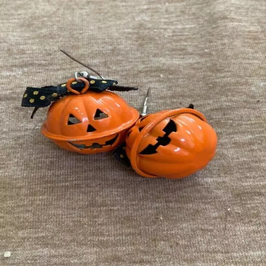 Smiling Jack O’Lantern Earrings Drop Orange Enamel Face On Both Sides Bow C56-43