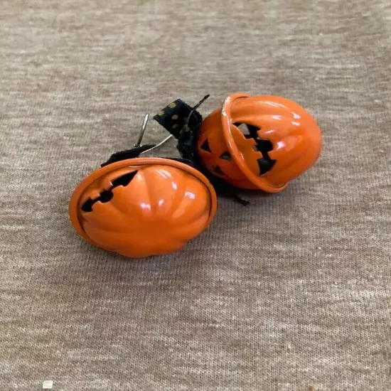 Smiling Jack O’Lantern Earrings Drop Orange Enamel Face On Both Sides Bow C56-43