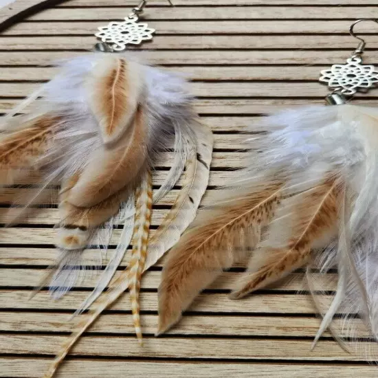 Elegant Beige and White Feather Earrings with Floral Accents – Bohemian Lightwei