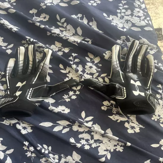 Football Gloves For Kids (Perfect Condition) 3 Inch Width X 6 Inch Length 