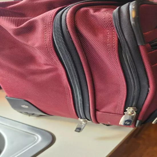 Samsonite Dkx Wheeled Tote Burgundy. In very very good rarely used condition