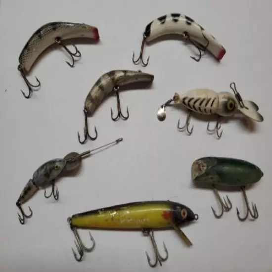 7 Vintage Assorted Fishing Lures Lazy Ike Red Fin Cisco Kid Pike Oreno